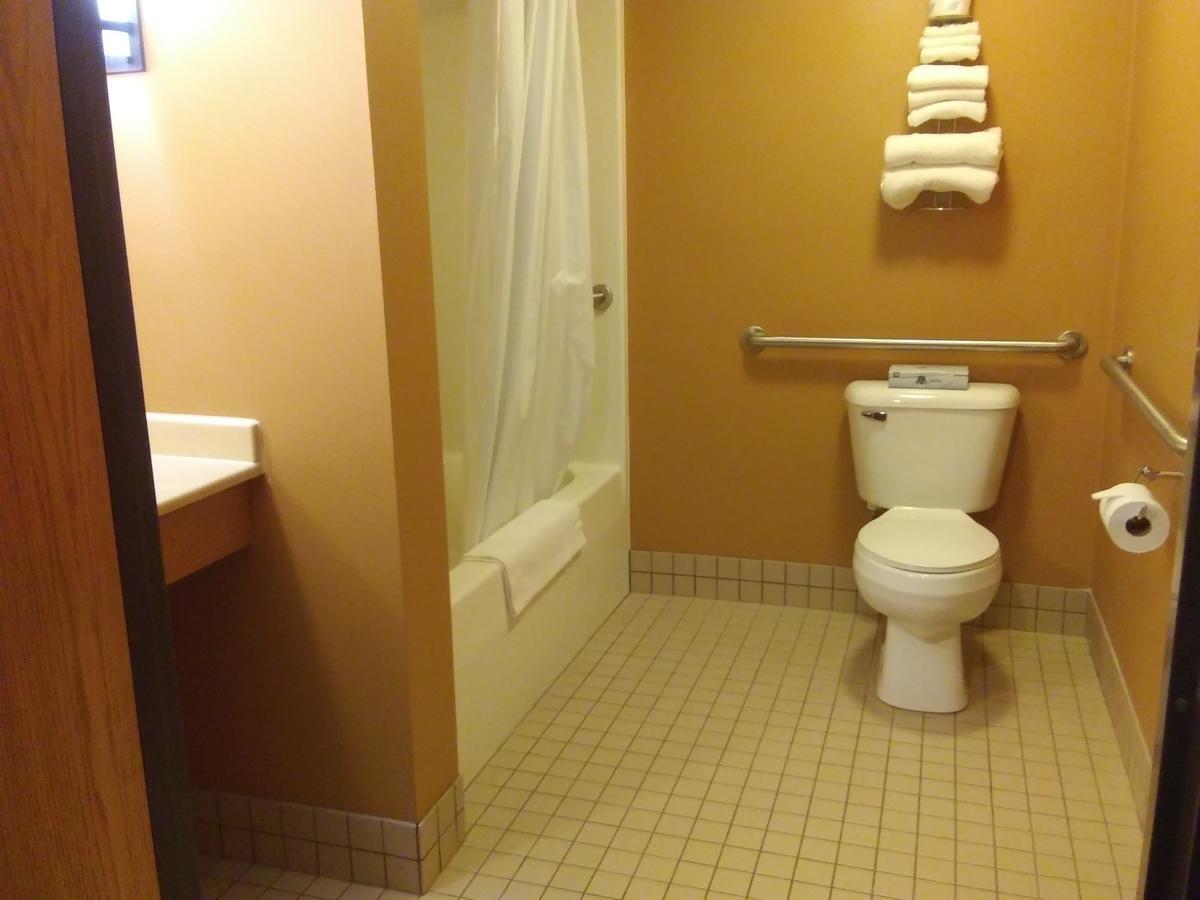 Prairie Inn & Suites Holmen Eksteriør billede